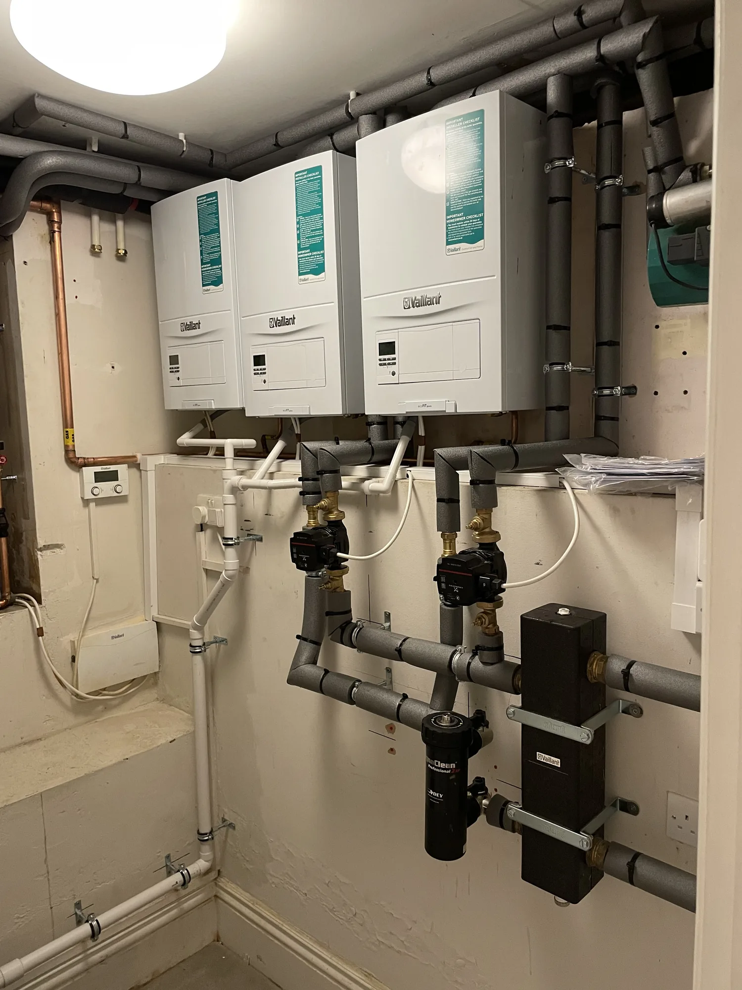 Cascade of three Vaillant boilers with twin pumps and header